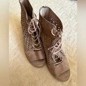 VINCE CAMUTO block heel taupe size 7.5